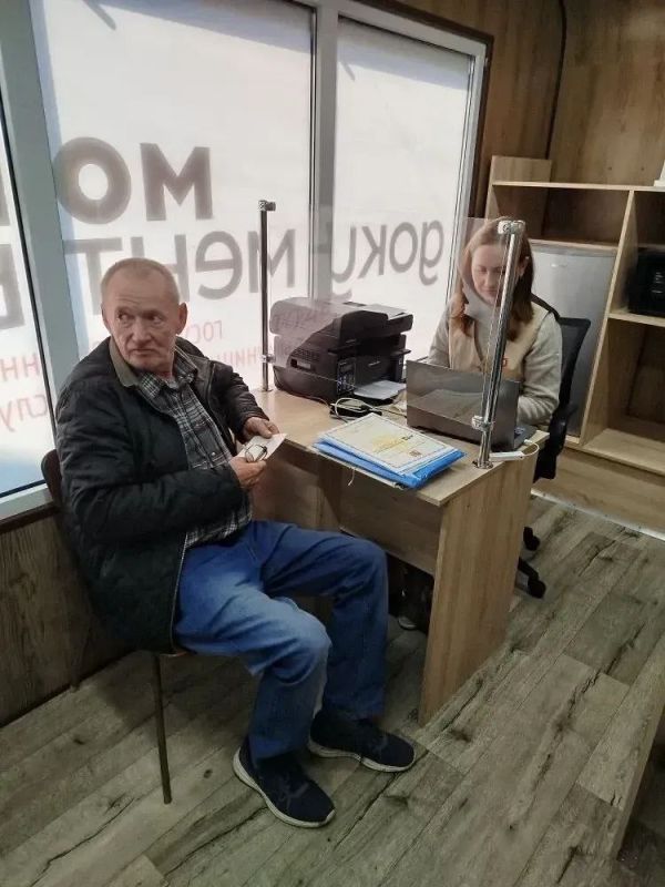 Выездной прием специалистов ГБУ ЛНР "МФЦ" прошел в отдаленном населенном пункте г. Луганска – поселке Веселенькое Выездной прием специалистов ГБУ ЛНР "МФЦ" прошел в отдаленном населенном пункте г. Луганска – поселке Веселенькое