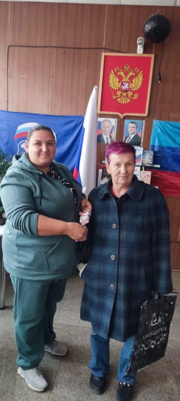 Сотрудники клуба и библиотеки села Орехово посетили на дому участников Великой Отечественной войны, чтобы поздравить их с Международным днём пожилых людей Сотрудники клуба и библиотеки села Орехово посетили на дому участников Великой Отечественной войны, чтобы поздравить их с Международным днём пожилых людей