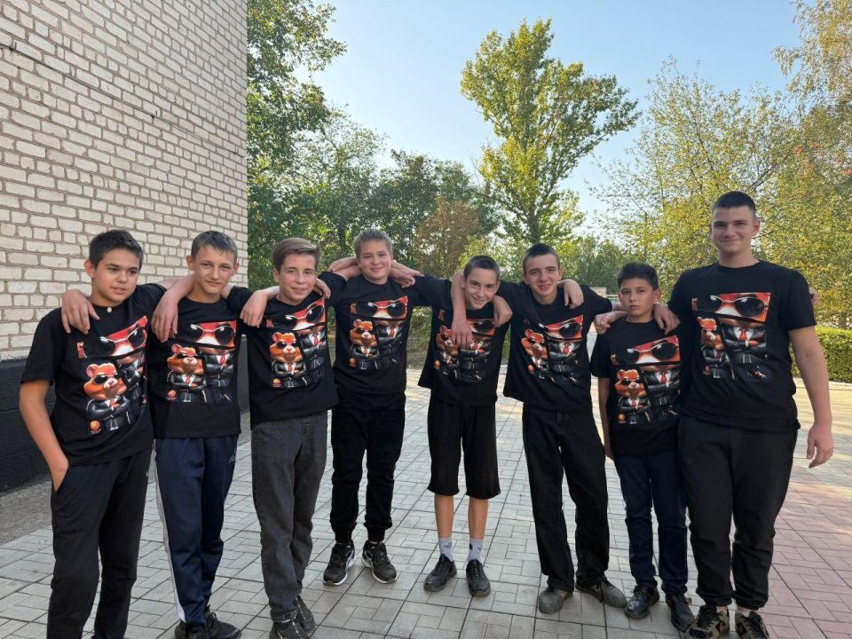 Молодежь ЛНР получила футболки для флешмобов с Алтая Молодежь ЛНР получила футболки для флешмобов с Алтая