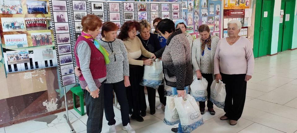 Сегодня, 1 октября, работники Петровского Дома культуры провели благотворительную акцию "Забота и внимание"- в поддержку пожилых людей.Поздравили с праздником участников художественной самодеятельности и бывших работников... Сегодня, 1 октября, работники Петровского Дома культуры провели благотворительную акцию "Забота и внимание"- в поддержку пожилых людей.Поздравили с праздником участников художественной самодеятельности и бывших работников...