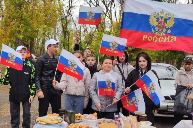 В пгт Ленинский прошло праздничное мероприятие, посвящённое сразу нескольким знаменательным датам В пгт Ленинский прошло праздничное мероприятие, посвящённое сразу нескольким знаменательным датам