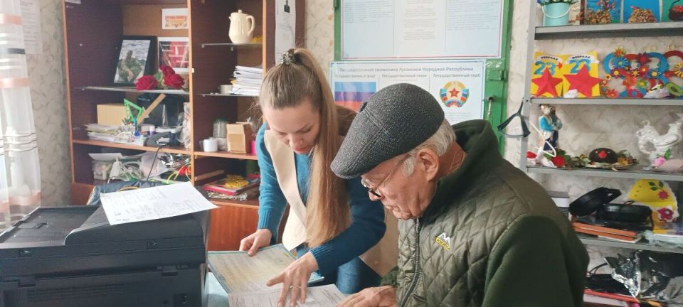Согласно утверждённому плану сотрудники Антрацитовского отделения МФЦ провели выездную работу в селе Орехово, где проживают, в основном, люди преклонного возраста Согласно утверждённому плану сотрудники Антрацитовского отделения МФЦ провели выездную работу в селе Орехово, где проживают, в основном, люди преклонного возраста