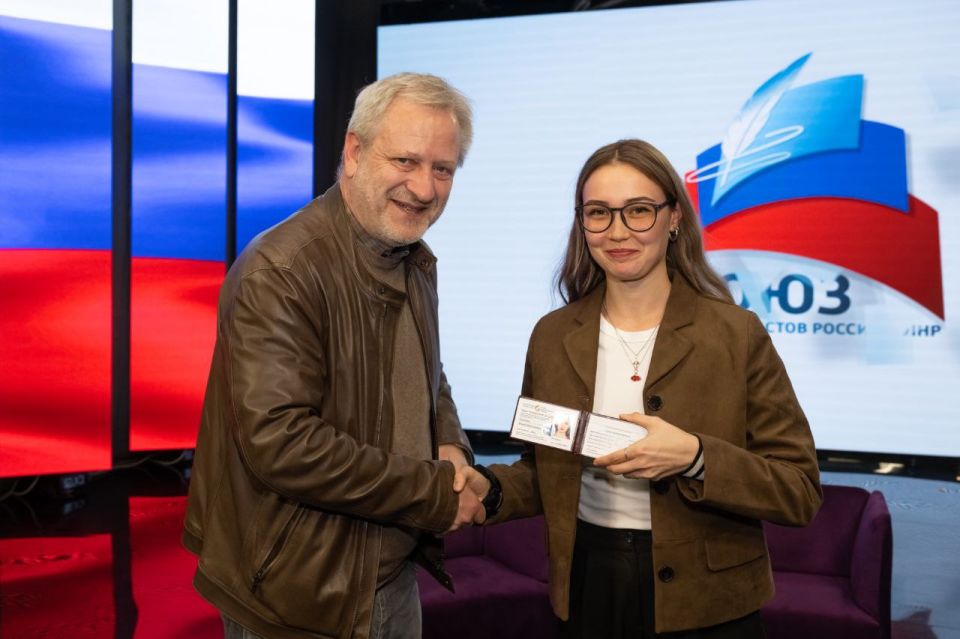 Привез в Луганск сразу 48 членских билетов СЖР Привез в Луганск сразу 48 членских билетов СЖР