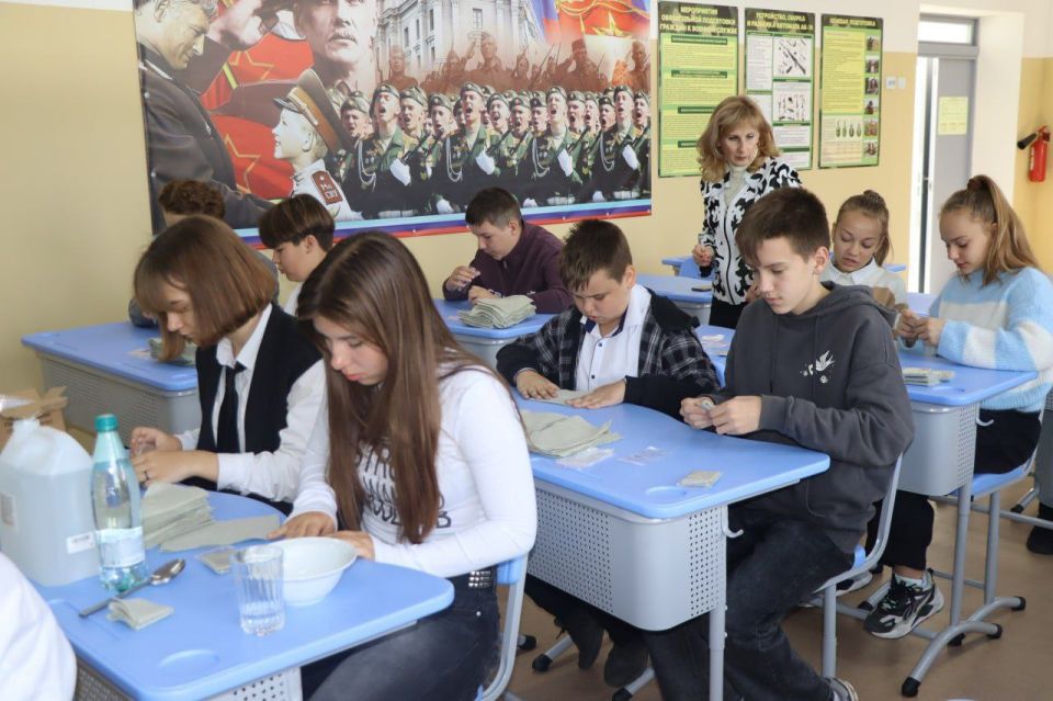 В Северодонецке единороссы провели мастер-класс по изготовлению сухих душей для бойцов В Северодонецке единороссы провели мастер-класс по изготовлению сухих душей для бойцов
