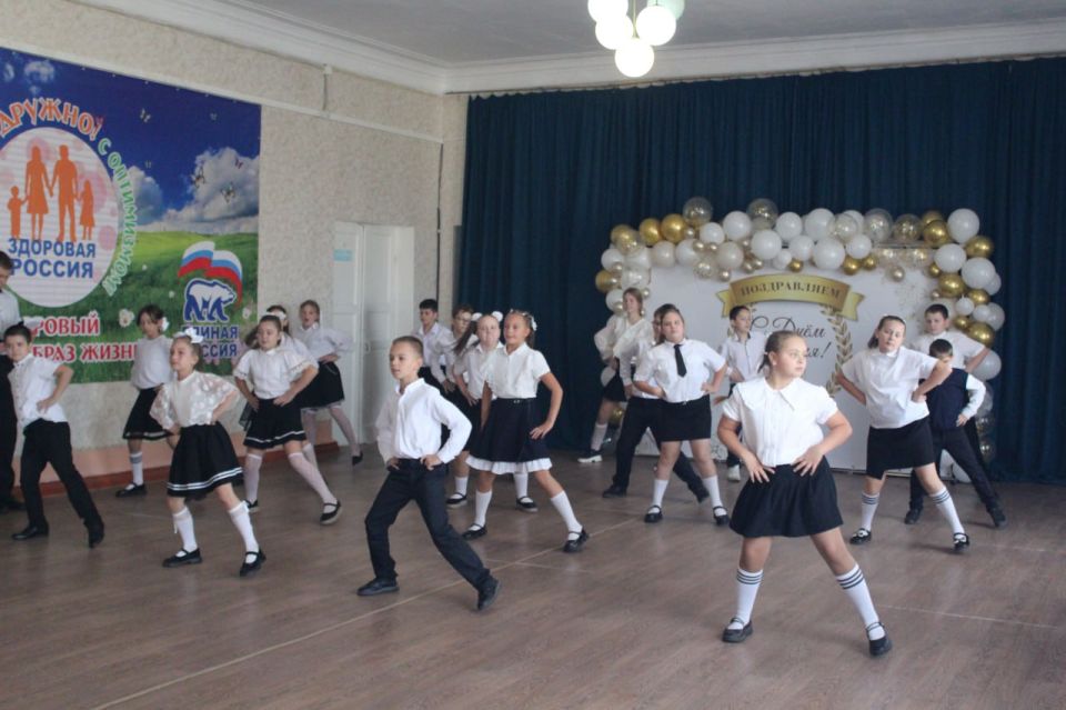 Ребята Лотиковской школы душевно и ярко поздравили своих родных учителей, выразив им свою любовь в танцах, песнях, сценках и стихах Ребята Лотиковской школы душевно и ярко поздравили своих родных учителей, выразив им свою любовь в танцах, песнях, сценках и стихах