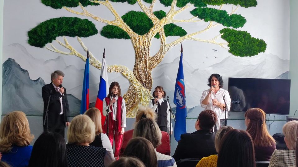 Под эгидой ВПП «Единая Россия» в Молодогвардейском Дворце культуры «Юность» прошла поздравительная концертная открытка ко Дню учителя «Мы любим вас учителя!» Под эгидой ВПП «Единая Россия» в Молодогвардейском Дворце культуры «Юность» прошла поздравительная концертная открытка ко Дню учителя «Мы любим вас учителя!»