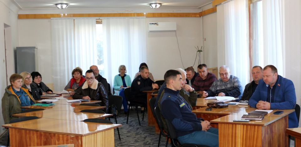 В Администрации под председательством главы Антрацитовского муниципального округа, Секретаря местного отделения партии «Единая Россия» Сергея Саенко состоялось заседание комиссии по предупреждению и ликвидации чрезвычайных... В Администрации под председательством главы Антрацитовского муниципального округа, Секретаря местного отделения партии «Единая Россия» Сергея Саенко состоялось заседание комиссии по предупреждению и ликвидации чрезвычайных...