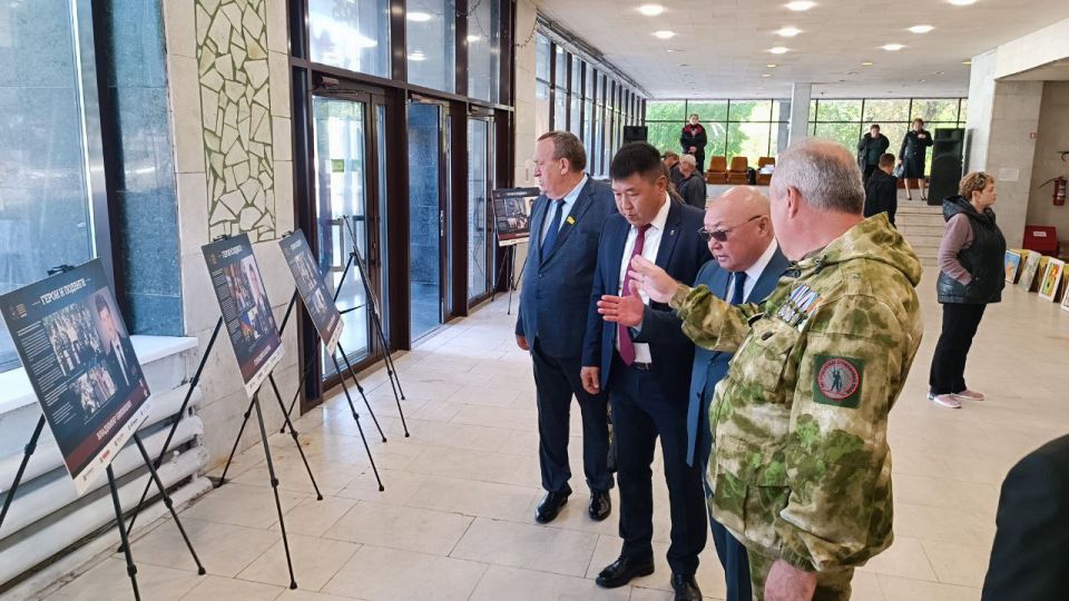 В рамках мероприятий, посвященных 130-летию Антрацита и 89-летия Антрацитовского района город посетила выставка "Герои и подвиги: Наши земляки - Герои России" В рамках мероприятий, посвященных 130-летию Антрацита и 89-летия Антрацитовского района город посетила выставка "Герои и подвиги: Наши земляки - Герои России"