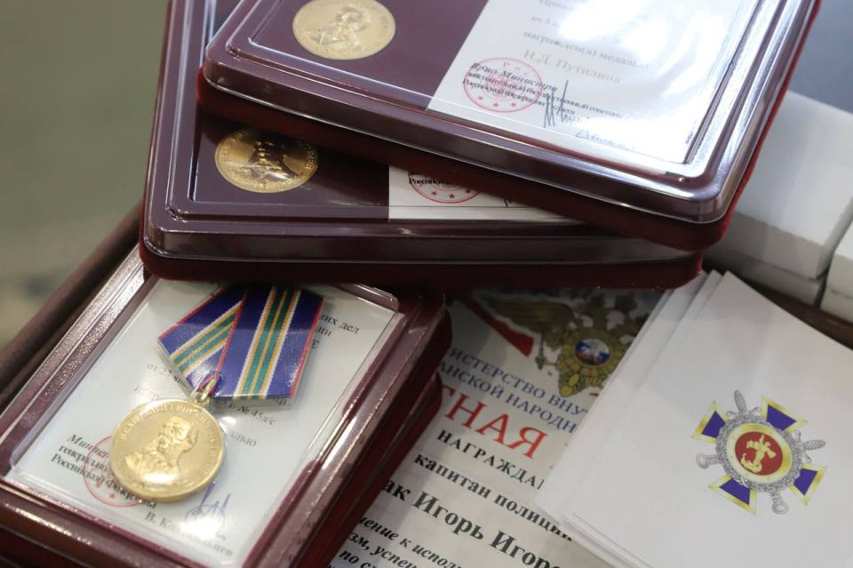 Накануне Дня сотрудников уголовного розыска Сергей Чернозуб вручил отличившимся представителям подразделений медали, нагрудные знаки и почётные грамоты Накануне Дня сотрудников уголовного розыска Сергей Чернозуб вручил отличившимся представителям подразделений медали, нагрудные знаки и почётные грамоты