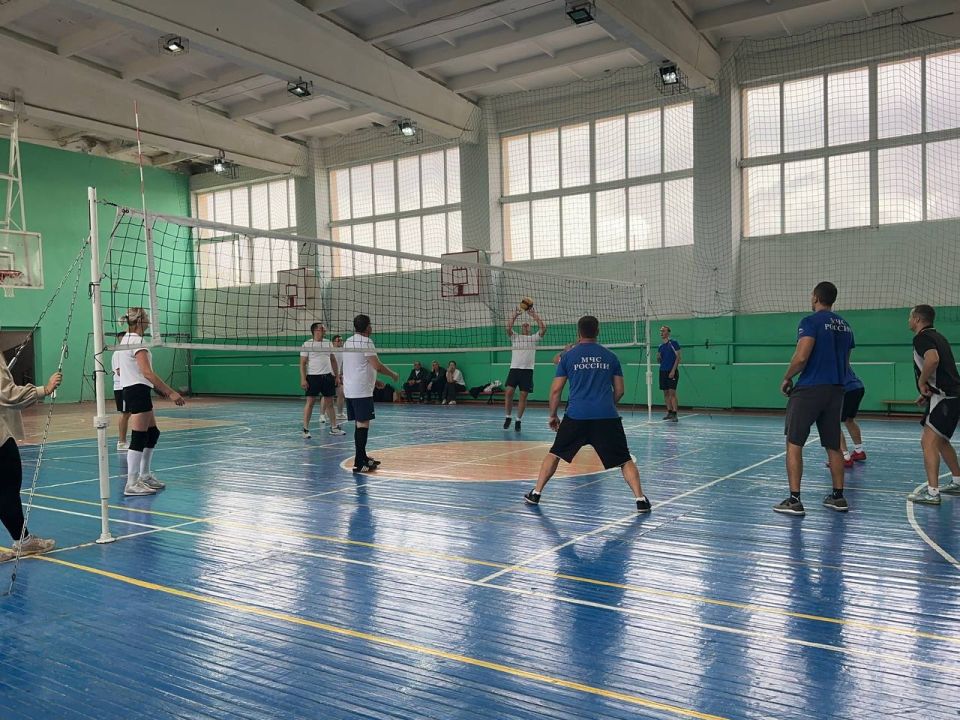 Стахановские полицейские заняли третье место в турнире по волейболу Стахановские полицейские заняли третье место в турнире по волейболу