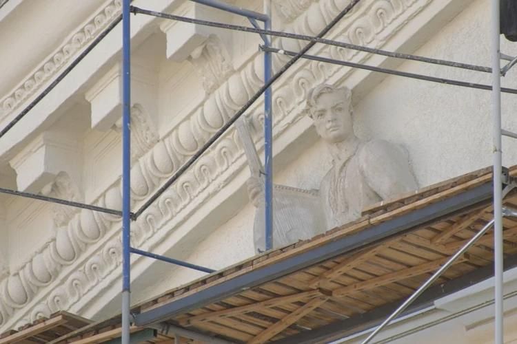 В Краснодоне восстанавливают Дворец культуры имени «Молодой Гвардии» В Краснодоне восстанавливают Дворец культуры имени «Молодой Гвардии»