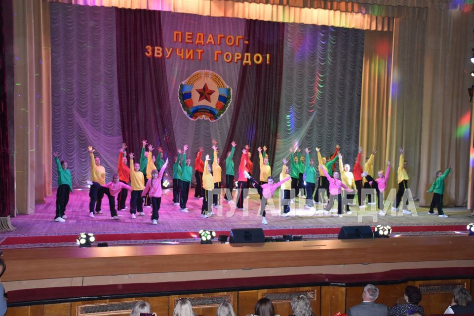 Воспитанники двух коллективов центра внешкольной работы «Синяя птица» города Кировск: творческое объединение «Волшебники двора» группа «Смайлики» и Образцовый детский коллектив «Freedom» поздравили педагогов Кировска... Воспитанники двух коллективов центра внешкольной работы «Синяя птица» города Кировск: творческое объединение «Волшебники двора» группа «Смайлики» и Образцовый детский коллектив «Freedom» поздравили педагогов Кировска...