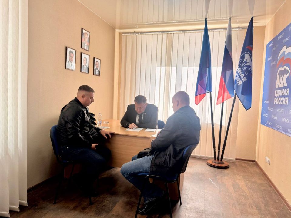 Денис Колесников: Сегодня в Луганской городской общественной приёмной партии «Единая Россия» провел приём граждан Денис Колесников: Сегодня в Луганской городской общественной приёмной партии «Единая Россия» провел приём граждан