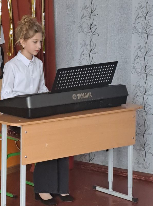 Сегодня в "Станично-Луганской средней школе имени Грекова П.М." прошел яркий и праздничный концерт, посвященный Дню учителя Сегодня в "Станично-Луганской средней школе имени Грекова П.М." прошел яркий и праздничный концерт, посвященный Дню учителя