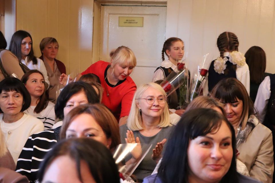 Алёна Лумеровская: В преддверии Дня работника образования поздравила наших педагогов с их профессиональным праздником Алёна Лумеровская: В преддверии Дня работника образования поздравила наших педагогов с их профессиональным праздником