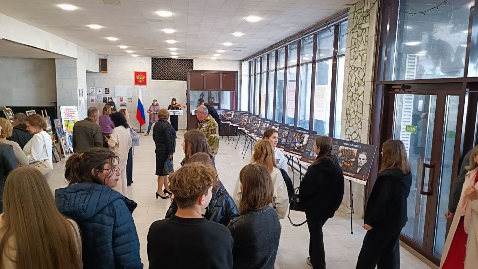 В рамках мероприятий, посвященных 130-летию Антрацита и 89-летия Антрацитовского района город посетила выставка "Герои и подвиги: Наши земляки - Герои России" В рамках мероприятий, посвященных 130-летию Антрацита и 89-летия Антрацитовского района город посетила выставка "Герои и подвиги: Наши земляки - Герои России"
