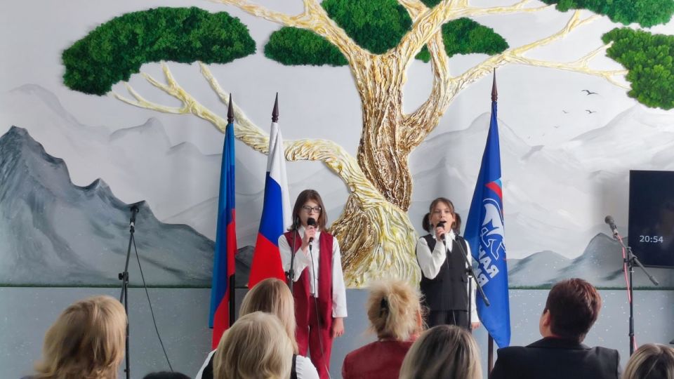Под эгидой ВПП «Единая Россия» в Молодогвардейском Дворце культуры «Юность» прошла поздравительная концертная открытка ко Дню учителя «Мы любим вас учителя!» Под эгидой ВПП «Единая Россия» в Молодогвардейском Дворце культуры «Юность» прошла поздравительная концертная открытка ко Дню учителя «Мы любим вас учителя!»