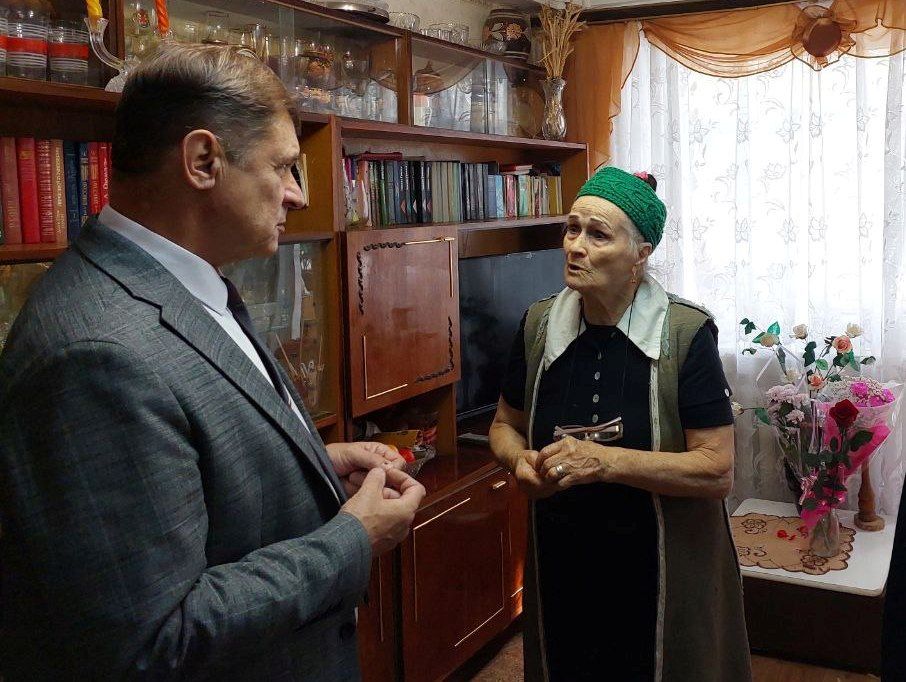 Спешим поздравить учителей, педагогов - ветеранов с Днем Учителя! Спешим поздравить учителей, педагогов - ветеранов с Днем Учителя!