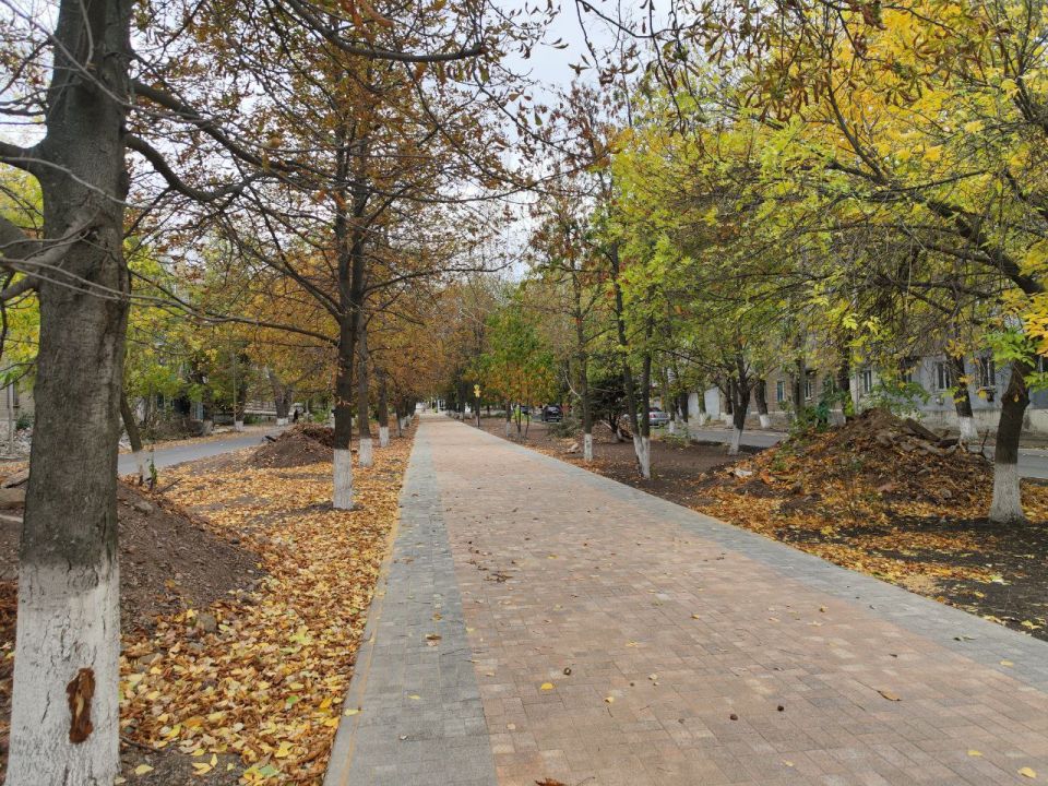 В Молодогвардейске продолжается капитальный ремонт дороги на улице Ленина и благоустройство аллеи В Молодогвардейске продолжается капитальный ремонт дороги на улице Ленина и благоустройство аллеи