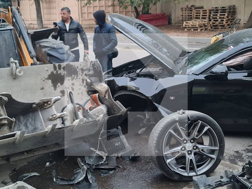 Черный Chevrolet Camaro разбился о ковш трактора в Москве Черный Chevrolet Camaro разбился о ковш трактора в Москве