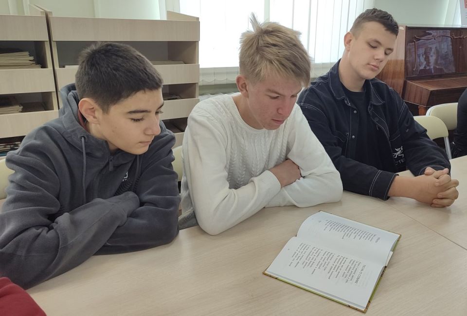 В модельной библиотеке МБУ "АГЦБС" для студентов АКИТЭ состоялся литературно-поэтический час «Поэт, хранимый памятью народа», посвященный 130-летию со дня рождения русского поэта Сергея Александровича Есенина В модельной библиотеке МБУ "АГЦБС" для студентов АКИТЭ состоялся литературно-поэтический час «Поэт, хранимый памятью народа», посвященный 130-летию со дня рождения русского поэта Сергея Александровича Есенина