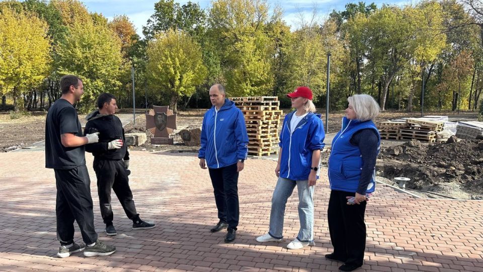 Сергей Соловьев: Сегодня вместе с первым заместителем Ольгой Лямцевой побывали в парковой зоне между 2-м и 3-м микрорайонами, где продолжаются работы по благоустройству Сергей Соловьев: Сегодня вместе с первым заместителем Ольгой Лямцевой побывали в парковой зоне между 2-м и 3-м микрорайонами, где продолжаются работы по благоустройству