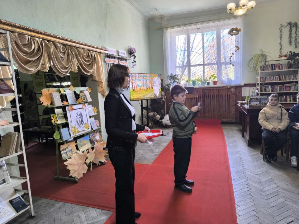 В библиотеке ДК г. Вахрушево состоялась встреча «Души Есенинской тепло», приуроченная к 130-летию со дня рождения великого русского поэта В библиотеке ДК г. Вахрушево состоялась встреча «Души Есенинской тепло», приуроченная к 130-летию со дня рождения великого русского поэта