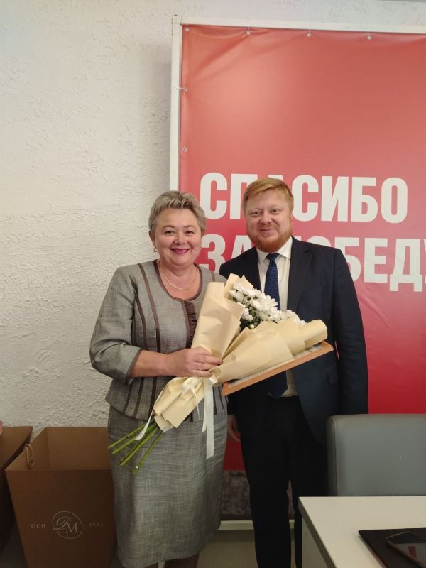 Активных педагогов Лутугинского муниципального округа наградил министр образования и науки Луганской Народной Республики Активных педагогов Лутугинского муниципального округа наградил министр образования и науки Луганской Народной Республики