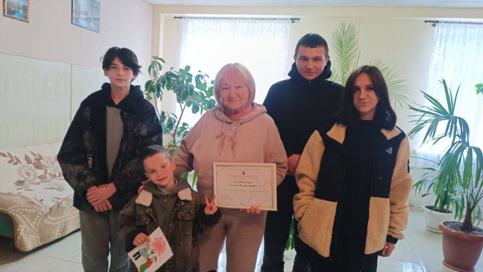 В гости к ветеранам. В День пожилого человека активисты Стахановского отделения ЛДПР приняли участие в мероприятиях, цель которых - чествование людей старшего поколения В гости к ветеранам. В День пожилого человека активисты Стахановского отделения ЛДПР приняли участие в мероприятиях, цель которых - чествование людей старшего поколения