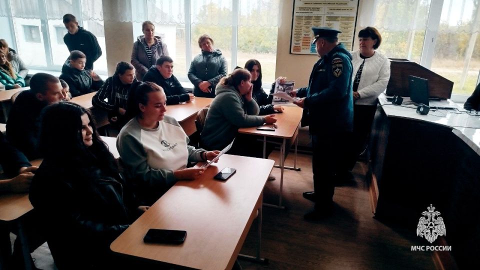 В преддверии Дня гражданской обороны сотрудники МЧС России провели занятия во многих образовательных учреждениях ЛНР В преддверии Дня гражданской обороны сотрудники МЧС России провели занятия во многих образовательных учреждениях ЛНР