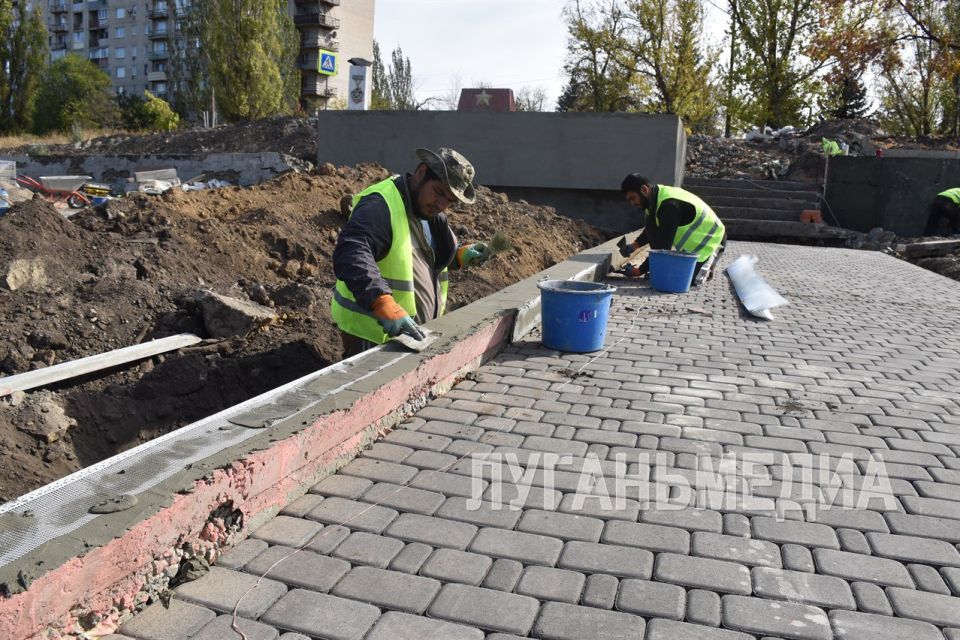 В рамках федерального проекта «Формирование комфортной городской среды» в Кировске продолжаются работы по реализации проекта благоустройства общественной территории «Сквер в городе Кировске, на улице Войкова» В рамках федерального проекта «Формирование комфортной городской среды» в Кировске продолжаются работы по реализации проекта благоустройства общественной территории «Сквер в городе Кировске, на улице Войкова»