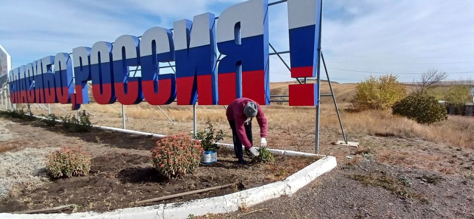 В поселке Изварино провели субботник В поселке Изварино провели субботник