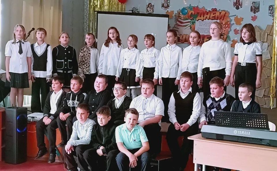 Сегодня в "Станично-Луганской средней школе имени Грекова П.М." прошел яркий и праздничный концерт, посвященный Дню учителя Сегодня в "Станично-Луганской средней школе имени Грекова П.М." прошел яркий и праздничный концерт, посвященный Дню учителя