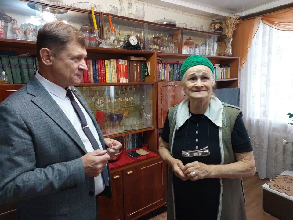 Спешим поздравить учителей, педагогов - ветеранов с Днем Учителя! Спешим поздравить учителей, педагогов - ветеранов с Днем Учителя!