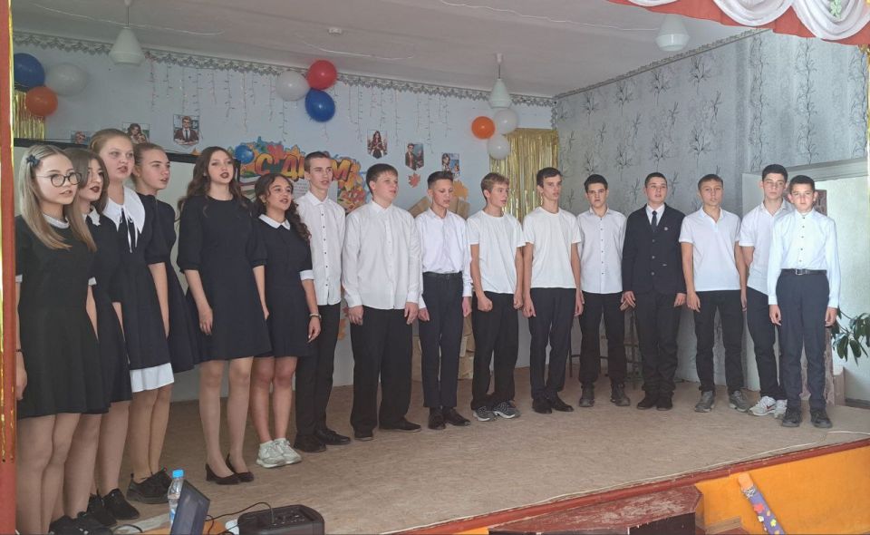 Сегодня в "Станично-Луганской средней школе имени Грекова П.М." прошел яркий и праздничный концерт, посвященный Дню учителя Сегодня в "Станично-Луганской средней школе имени Грекова П.М." прошел яркий и праздничный концерт, посвященный Дню учителя