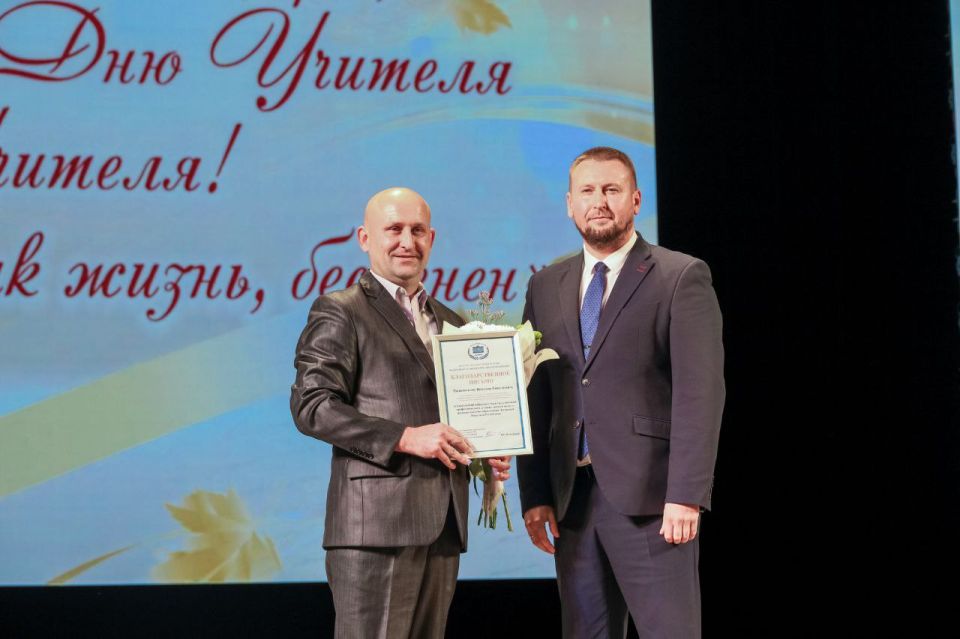 Виктор Водолацкий: Сегодня поздравил уважаемых педагогов Луганской Народной Республики с их профессиональным праздником – Днём учителя. Виктор Водолацкий: Сегодня поздравил уважаемых педагогов Луганской Народной Республики с их профессиональным праздником – Днём учителя.