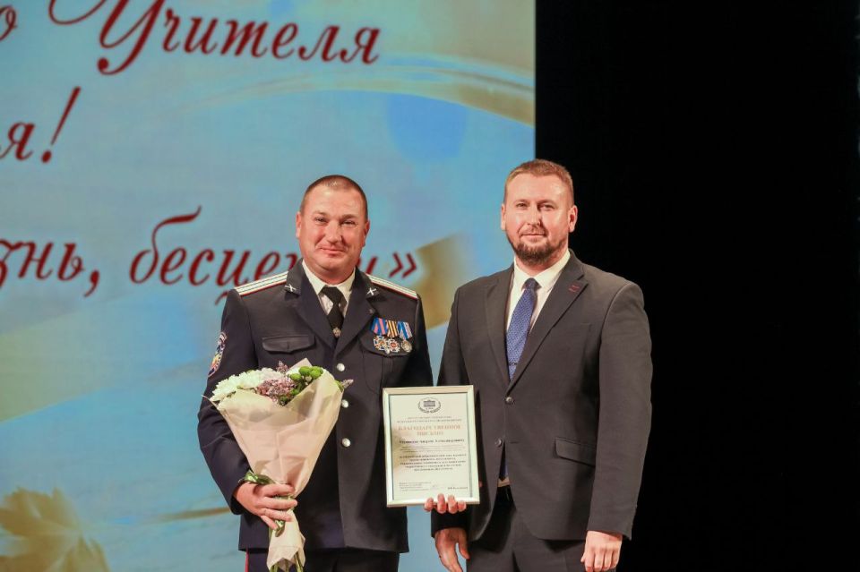 Виктор Водолацкий: Сегодня поздравил уважаемых педагогов Луганской Народной Республики с их профессиональным праздником – Днём учителя. Виктор Водолацкий: Сегодня поздравил уважаемых педагогов Луганской Народной Республики с их профессиональным праздником – Днём учителя.