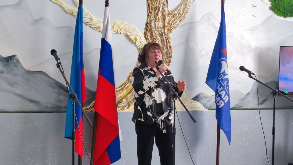 Под эгидой ВПП «Единая Россия» в Молодогвардейском Дворце культуры «Юность» прошла поздравительная концертная открытка ко Дню учителя «Мы любим вас учителя!» Под эгидой ВПП «Единая Россия» в Молодогвардейском Дворце культуры «Юность» прошла поздравительная концертная открытка ко Дню учителя «Мы любим вас учителя!»