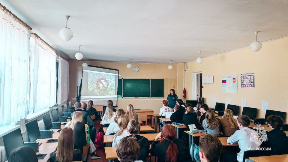 В преддверии Дня гражданской обороны сотрудники МЧС России провели занятия во многих образовательных учреждениях ЛНР В преддверии Дня гражданской обороны сотрудники МЧС России провели занятия во многих образовательных учреждениях ЛНР