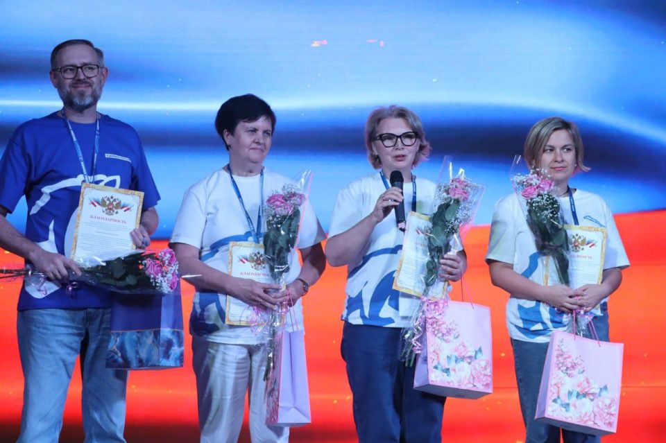 "ЕДИНАЯ РОССИЯ" поздравила педагогов Северодонецка с профессиональным праздником "ЕДИНАЯ РОССИЯ" поздравила педагогов Северодонецка с профессиональным праздником