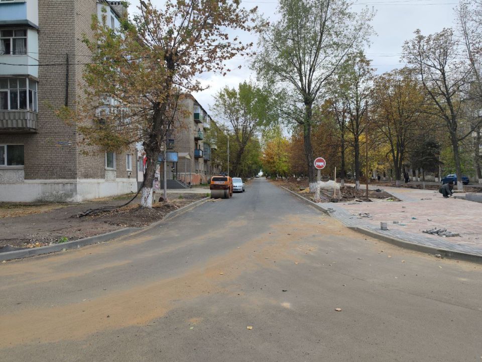 В Молодогвардейске продолжается капитальный ремонт дороги на улице Ленина и благоустройство аллеи В Молодогвардейске продолжается капитальный ремонт дороги на улице Ленина и благоустройство аллеи