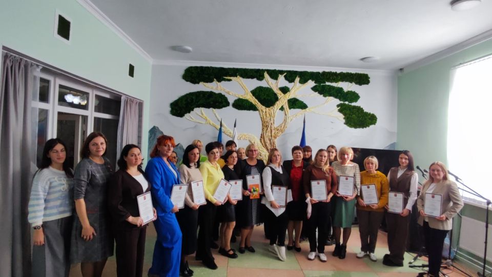 Под эгидой ВПП «Единая Россия» в Молодогвардейском Дворце культуры «Юность» прошла поздравительная концертная открытка ко Дню учителя «Мы любим вас учителя!» Под эгидой ВПП «Единая Россия» в Молодогвардейском Дворце культуры «Юность» прошла поздравительная концертная открытка ко Дню учителя «Мы любим вас учителя!»