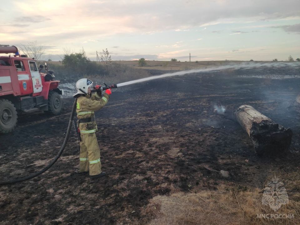 За минувшие сутки спасатели МЧС России ликвидировали в ЛНР 32 ландшафтных пожара За минувшие сутки спасатели МЧС России ликвидировали в ЛНР 32 ландшафтных пожара