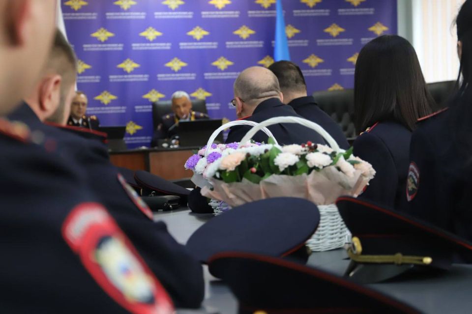 Накануне Дня сотрудников уголовного розыска Сергей Чернозуб вручил отличившимся представителям подразделений медали, нагрудные знаки и почётные грамоты Накануне Дня сотрудников уголовного розыска Сергей Чернозуб вручил отличившимся представителям подразделений медали, нагрудные знаки и почётные грамоты