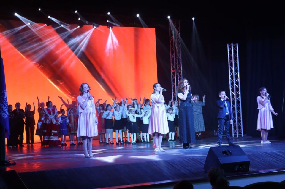 "ЕДИНАЯ РОССИЯ" поздравила педагогов Северодонецка с профессиональным праздником "ЕДИНАЯ РОССИЯ" поздравила педагогов Северодонецка с профессиональным праздником