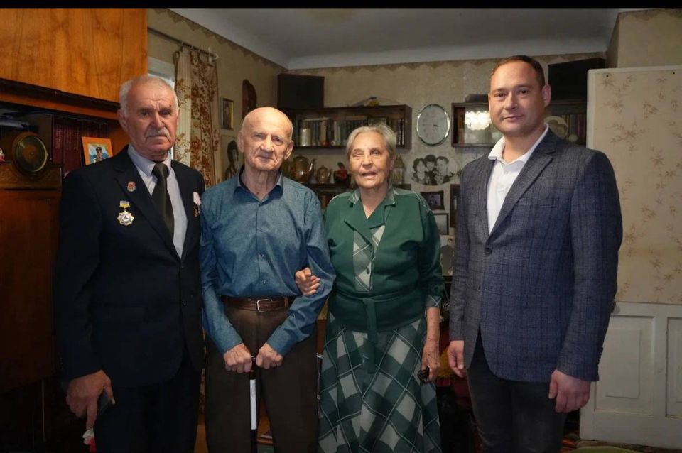 В гости к ветеранам. В День пожилого человека активисты Стахановского отделения ЛДПР приняли участие в мероприятиях, цель которых - чествование людей старшего поколения В гости к ветеранам. В День пожилого человека активисты Стахановского отделения ЛДПР приняли участие в мероприятиях, цель которых - чествование людей старшего поколения