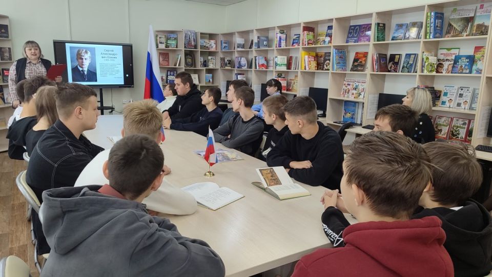 В модельной библиотеке МБУ "АГЦБС" для студентов АКИТЭ состоялся литературно-поэтический час «Поэт, хранимый памятью народа», посвященный 130-летию со дня рождения русского поэта Сергея Александровича Есенина В модельной библиотеке МБУ "АГЦБС" для студентов АКИТЭ состоялся литературно-поэтический час «Поэт, хранимый памятью народа», посвященный 130-летию со дня рождения русского поэта Сергея Александровича Есенина
