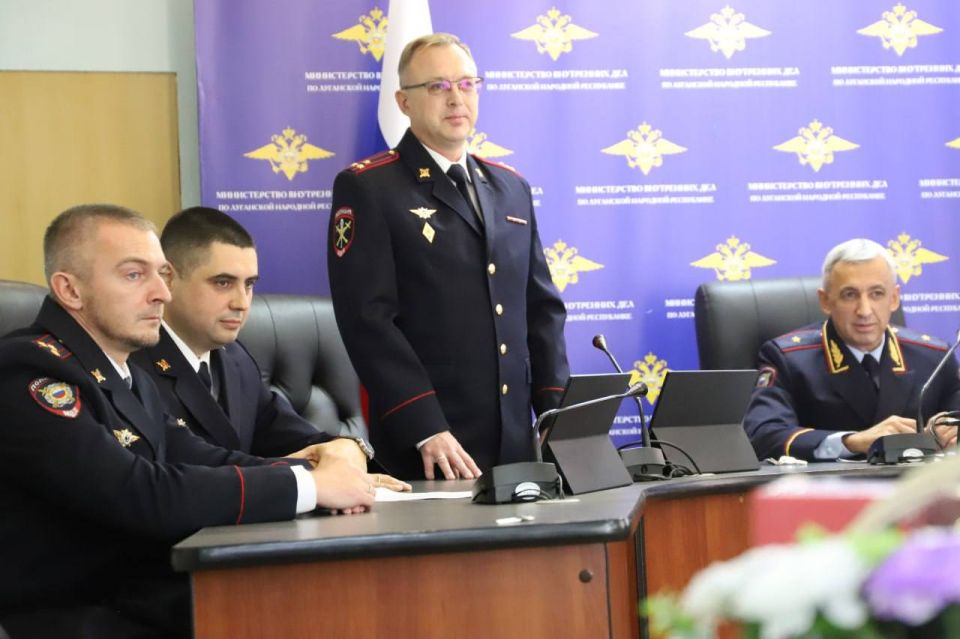 Накануне Дня сотрудников уголовного розыска Сергей Чернозуб вручил отличившимся представителям подразделений медали, нагрудные знаки и почётные грамоты Накануне Дня сотрудников уголовного розыска Сергей Чернозуб вручил отличившимся представителям подразделений медали, нагрудные знаки и почётные грамоты