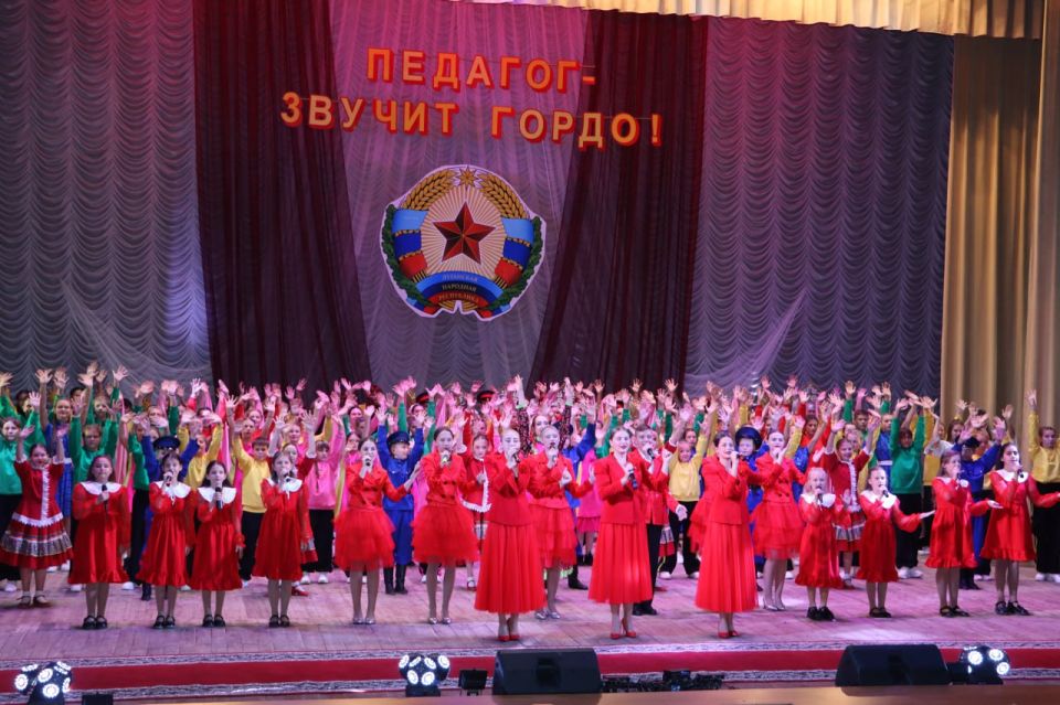 Наталия Жулинская: Педагог — звучит гордо!. Именно эти слова как нельзя лучше отражают атмосферу праздника, который объединил во Дворце культуры имени Горького лучших педагогов четырёх городов: Стаханова, Первомайска, Брянки... Наталия Жулинская: Педагог — звучит гордо!. Именно эти слова как нельзя лучше отражают атмосферу праздника, который объединил во Дворце культуры имени Горького лучших педагогов четырёх городов: Стаханова, Первомайска, Брянки...