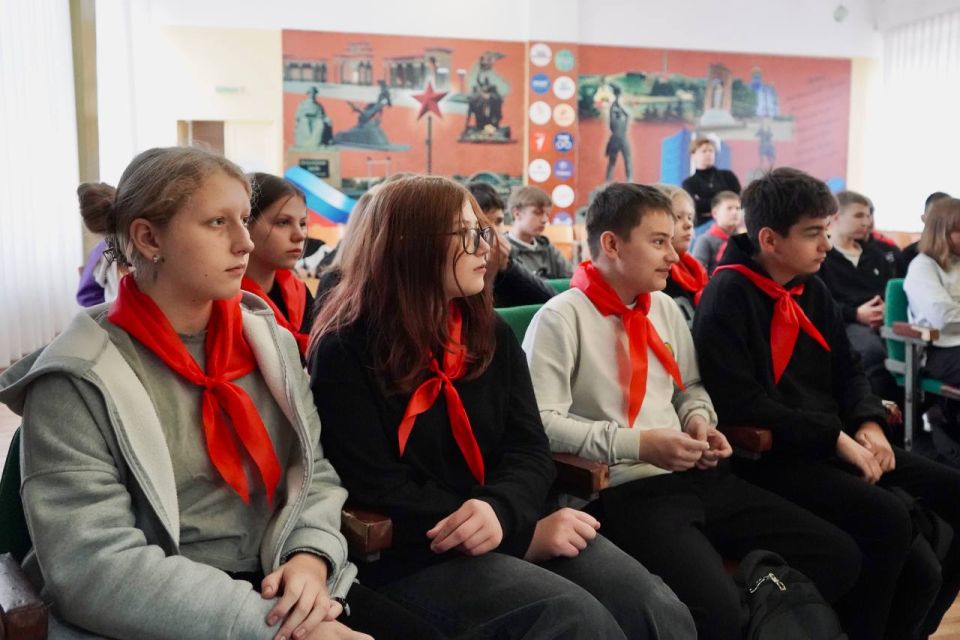 В преддверии Дня гражданской обороны инструкторы Луганского РО ВСКС делятся знаниями и опытом с молодёжью В преддверии Дня гражданской обороны инструкторы Луганского РО ВСКС делятся знаниями и опытом с молодёжью